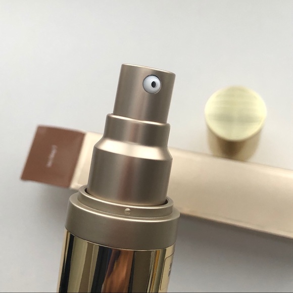 New Stila Hide & Chic Liquid Foundation - Picture 4 of 5